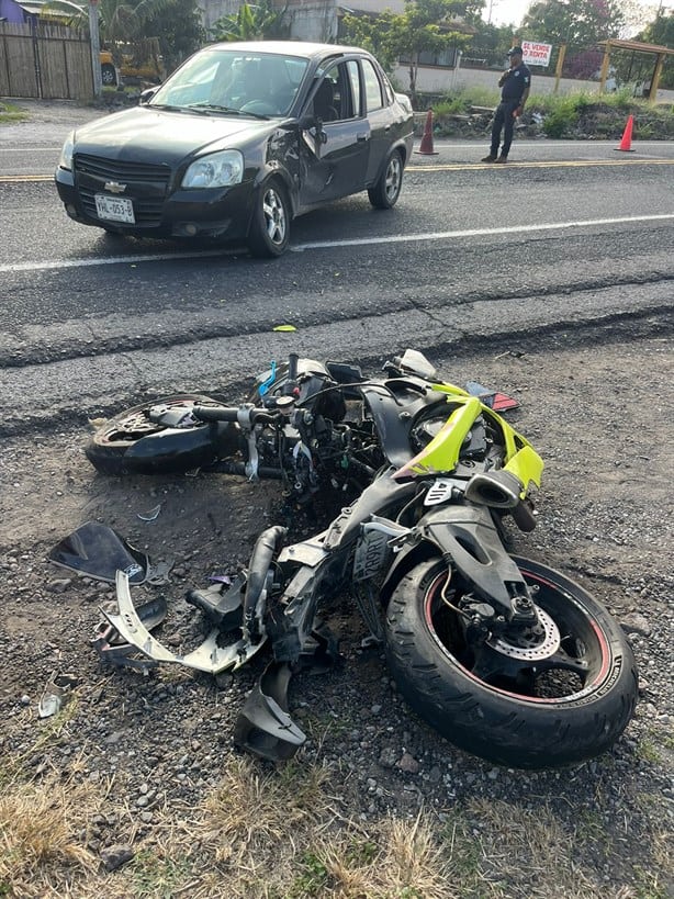 ¡Otro accidente! Motociclista se lesiona de gravedad en la carretera Xalapa-Veracruz