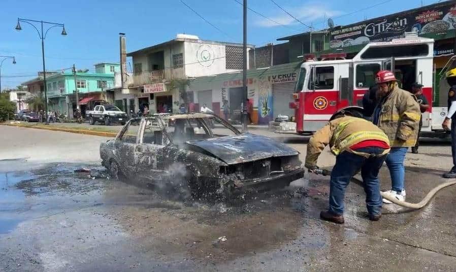 Taxi se incendia en pleno centro de la ciudad de Carlos A. Carrillo, Veracruz