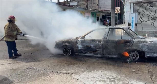 Taxi se incendia en pleno centro de la ciudad de Carlos A. Carrillo, Veracruz