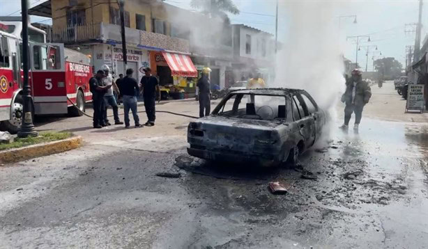 Taxi se incendia en pleno centro de la ciudad de Carlos A. Carrillo, Veracruz