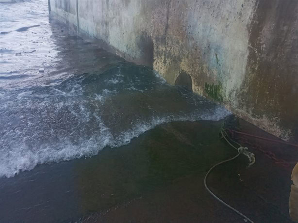 Crece nivel del mar en playas de Veracruz; pescadores peligran por intensa marejada | VIDEO