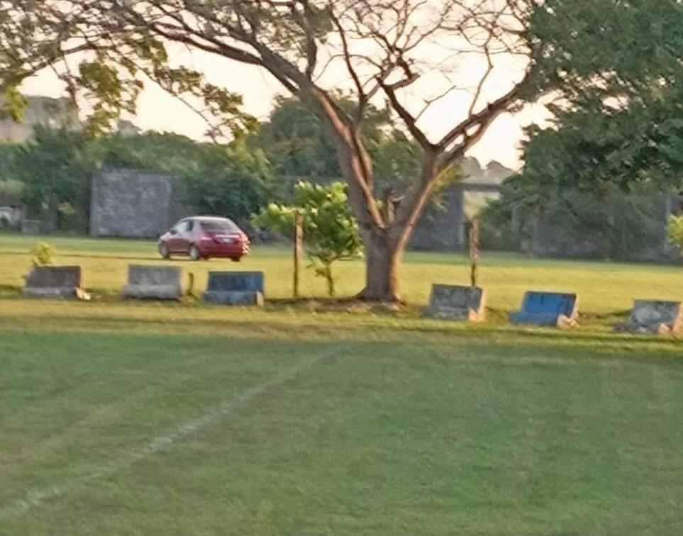 Campos de fútbol son utilizados para aprender a manejar en Nanchital; deportistas lo reprueban