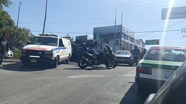 Motociclista herido tras choque en crucero conflictivo de Xalapa