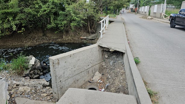 Entre baches y un puente roto; así viven vecinos de la calle Universidad en Poza Rica