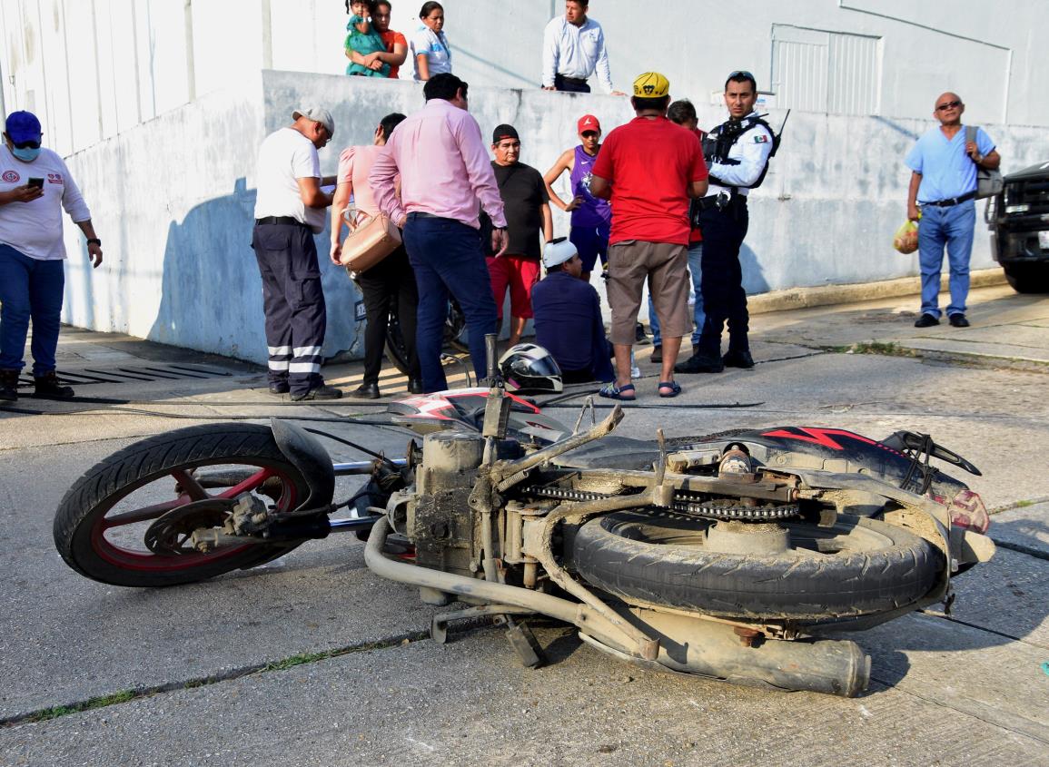 Motociclista lesionado tras chocar con camioneta en Coatzacoalcos l VIDEO