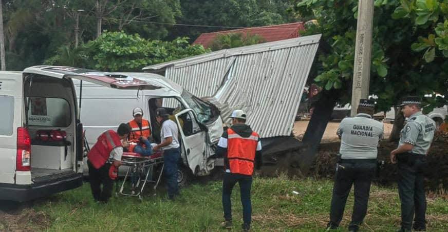 Dos personas resultaron lesionadas tras colisión entre camionetas