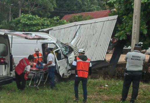 Dos personas resultaron lesionadas tras colisión entre camionetas