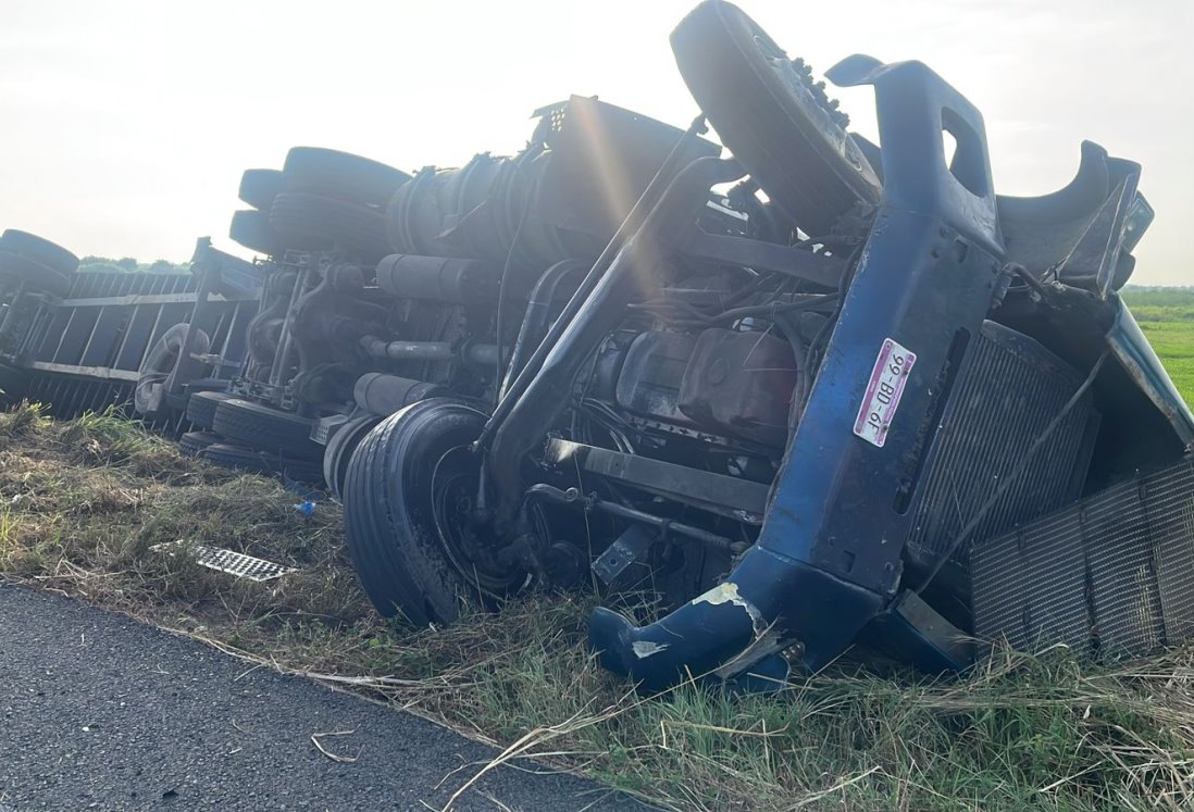 Volcadura de tractocamión en Tecolapilla deja al conductor hospitalizado