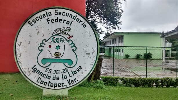 ¡Qué cosas! Padre de familia amaga con tomar esta escuela de Coatepec... porque perdió el PRI