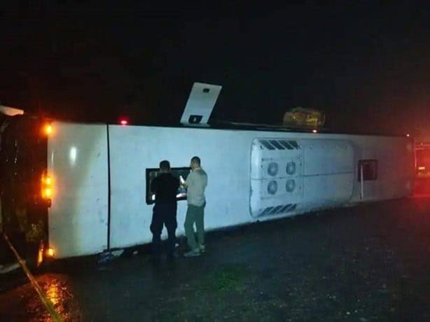 Tragedia en carretera Las Choapas-Ocozocoautla, volcadura de autobús deja 2 muertos y 10 heridos