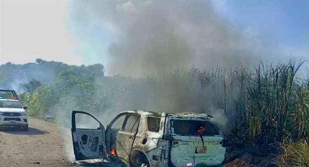 Camioneta se incendia y se consume en carretera de Paso de Ovejas