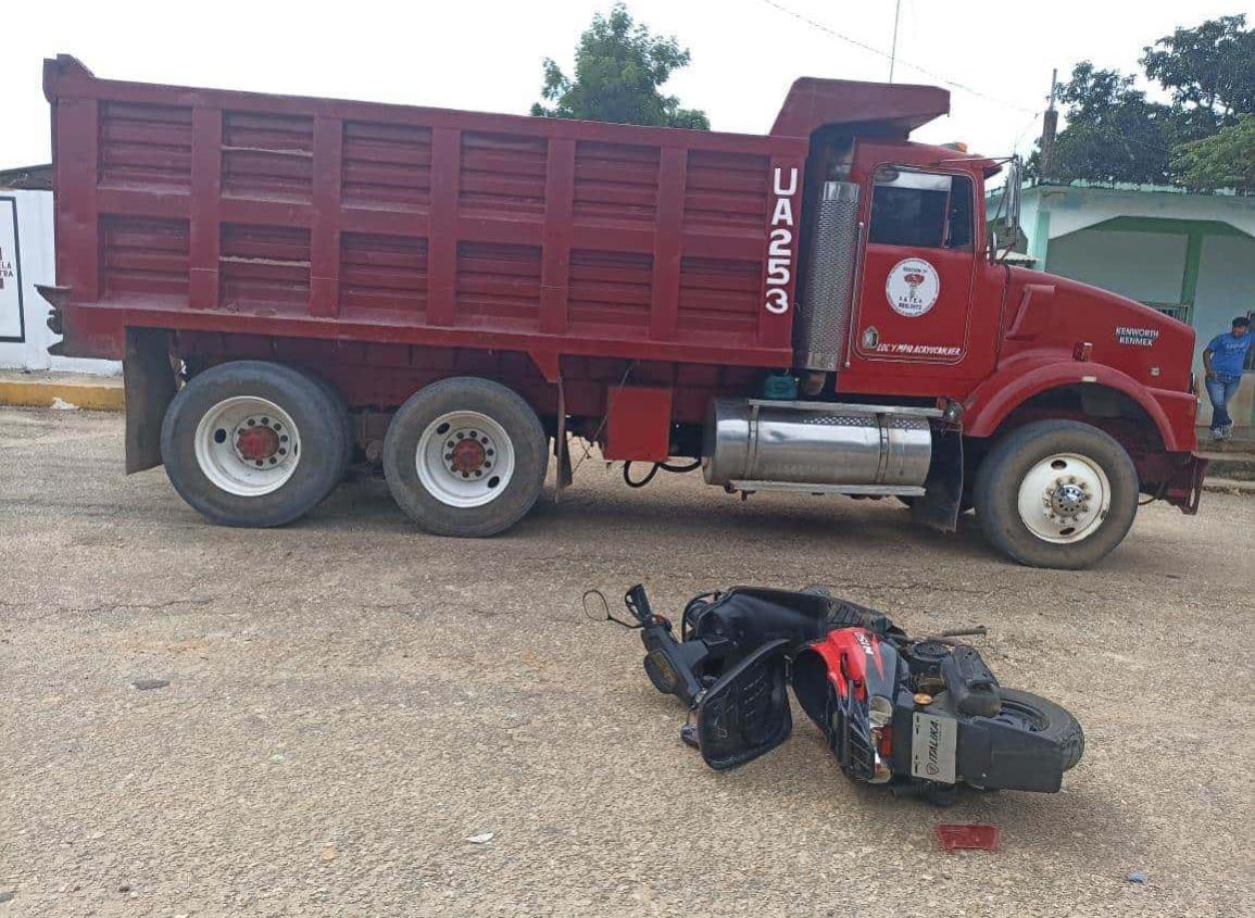 Tres menores heridos tras colisionar su moto contra volteo en Acayucan | VIDEO