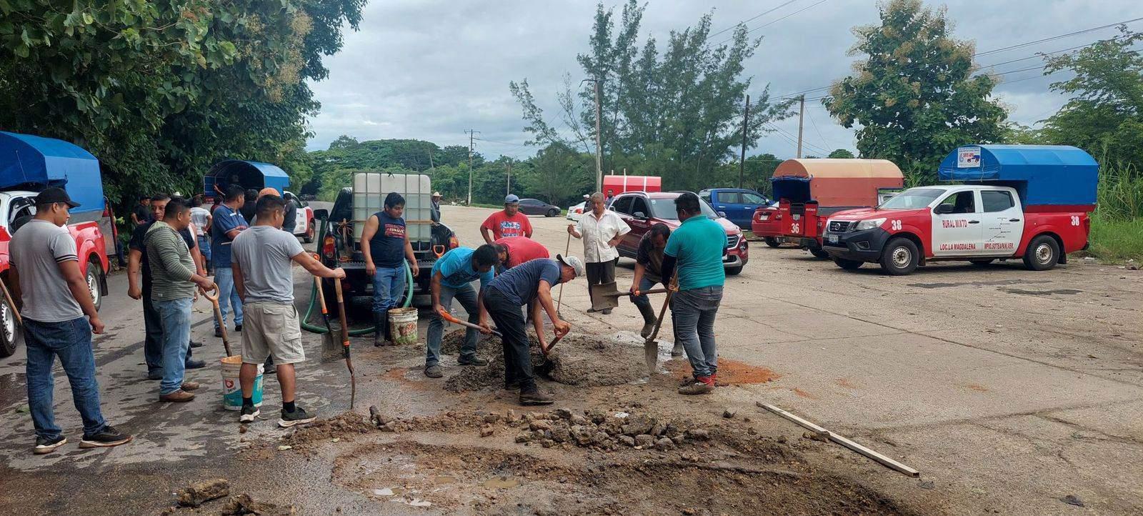 Ciudadanos bachean caminos estatales en Sayula