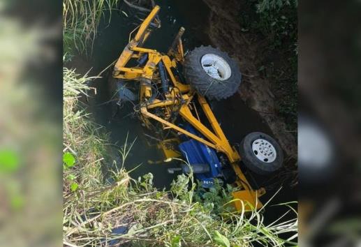 ¡Quedó en el río! Alzadora de caña cae desde un puente en Cuichapa