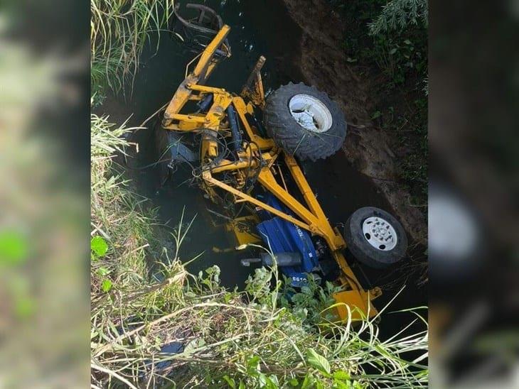 ¡Quedó en el río! Alzadora de caña cae desde un puente en Cuichapa