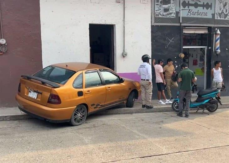 ¡Fue a dar a la pared! Automóvil se impacta contra un negocio en Tlapacoyan