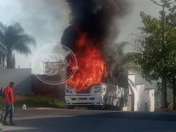 Columna de fuego: autobús urbano se incendia en pleno bulevar de Xalapa (+VIDEO)