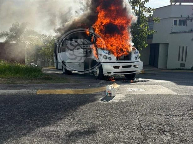 Columna de fuego: autobús urbano se incendia en pleno bulevar de Xalapa (+VIDEO)