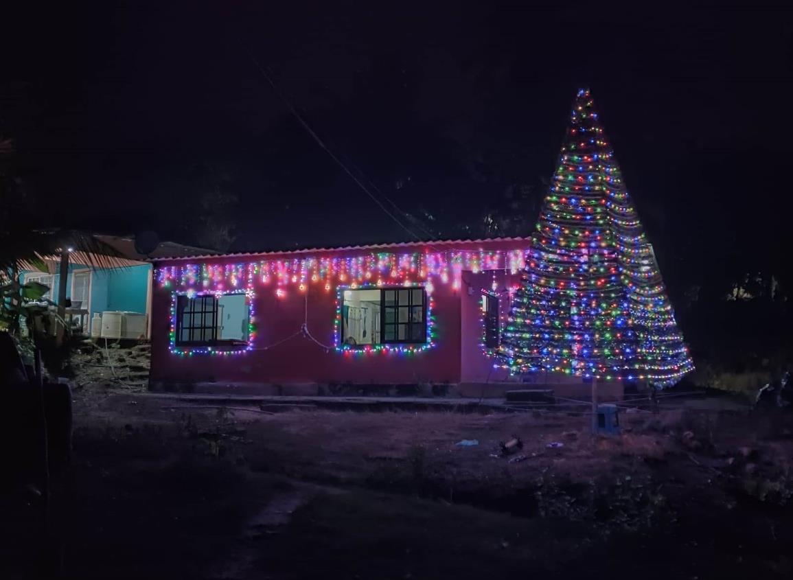 Familias de Moloacán comienzan a adornar sus casas con motivo de Navidad