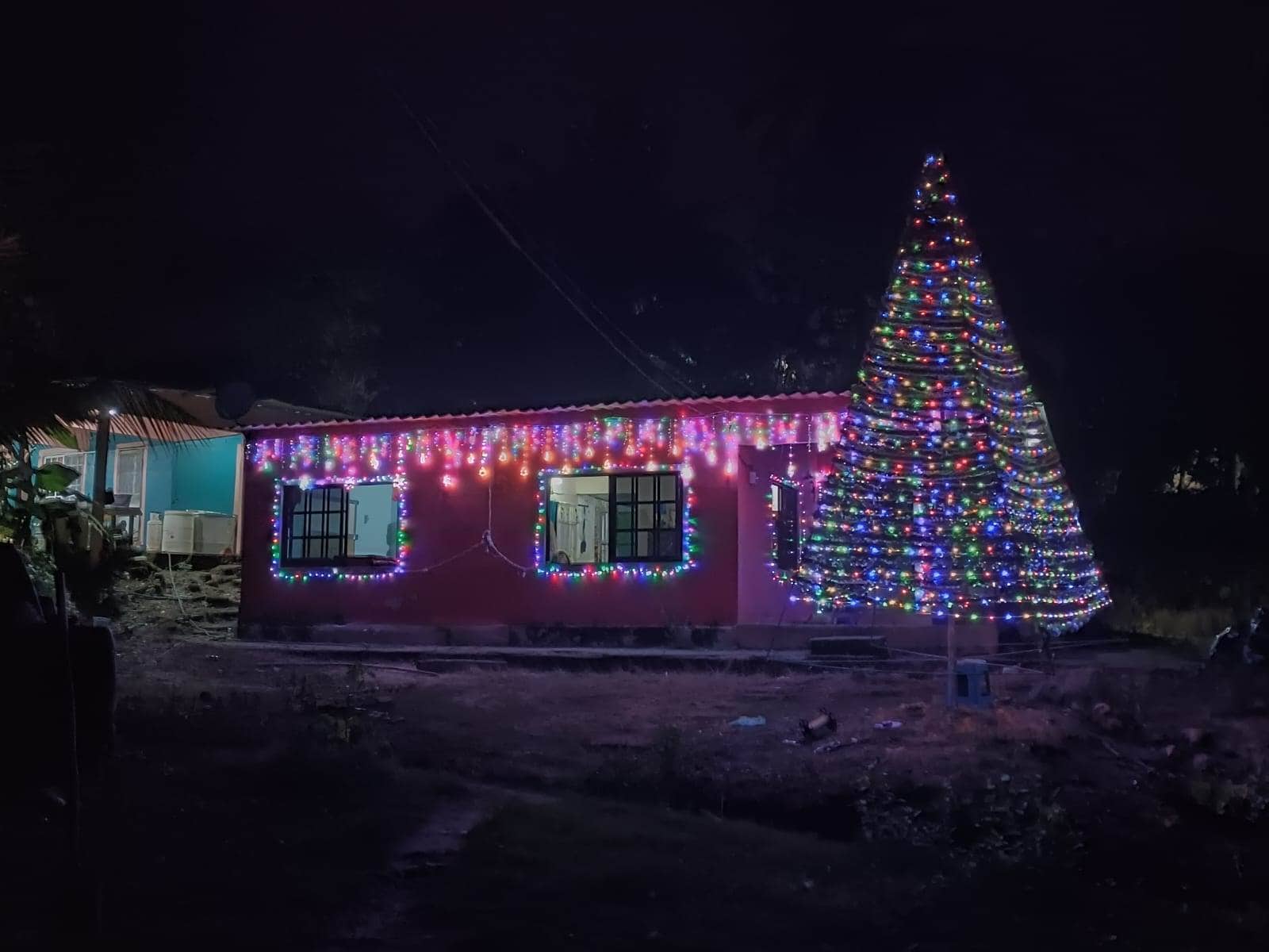 Familias de Moloacán comienzan a adornar sus casas con motivo de Navidad