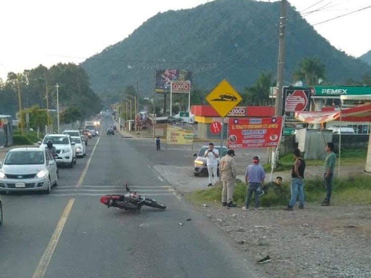 Camioneta embiste a motociclista en carretera tramo Chocamán