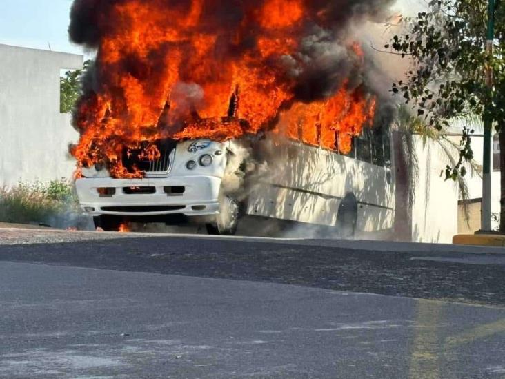 Columna de fuego: autobús urbano se incendia en pleno bulevar de Xalapa (+VIDEO)