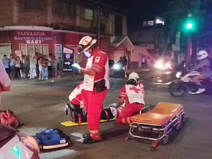 Accidente entre motocicleta y taxi en colonia de Orizaba