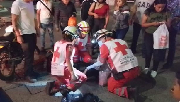 Accidente entre motocicleta y taxi en colonia de Orizaba