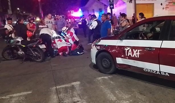 Accidente entre motocicleta y taxi en colonia de Orizaba