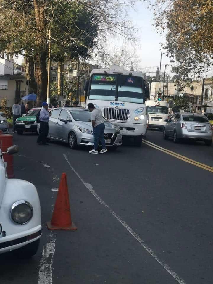 Accidente entre autobús y auto causa caos vial en Xalapa