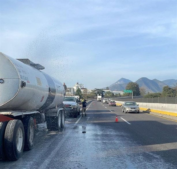 Tráiler con pipas flamables desata pánico en la autopista Puebla-Orizaba