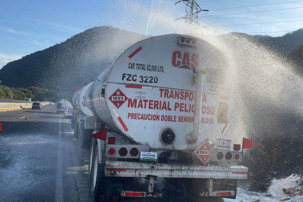 Tráiler con pipas flamables desata pánico en la autopista Puebla-Orizaba