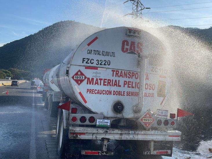 Tráiler con pipas flamables desata pánico en la autopista Puebla-Orizaba