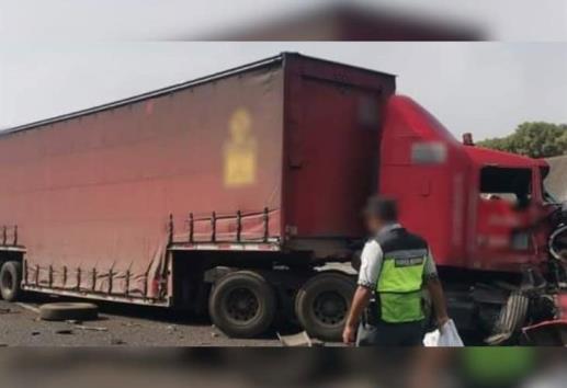 ¡Caos vial! Tráiler impacta muro divisorio y bloquea el libramiento Xalapa-Perote