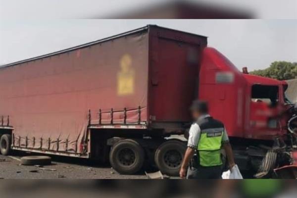¡Caos vial! Tráiler impacta muro divisorio y bloquea el libramiento Xalapa-Perote