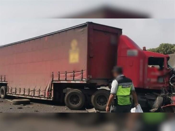 ¡Caos vial! Tráiler impacta muro divisorio y bloquea el libramiento Xalapa-Perote