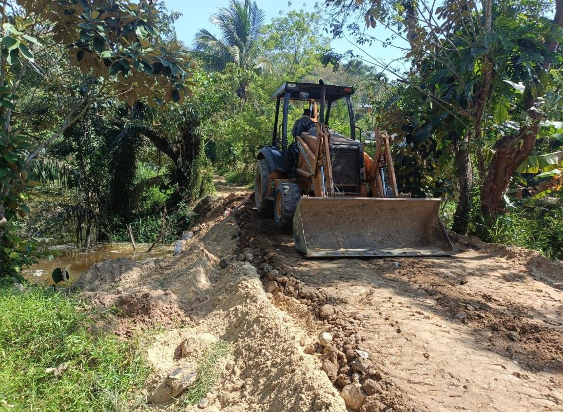 Tras colapso de obra, inician rehabilitación y paso alterno en Moloacán