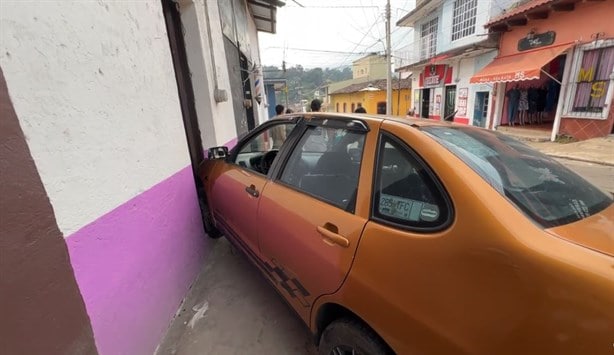 ¡Fue a dar a la pared! Automóvil se impacta contra un negocio en Tlapacoyan