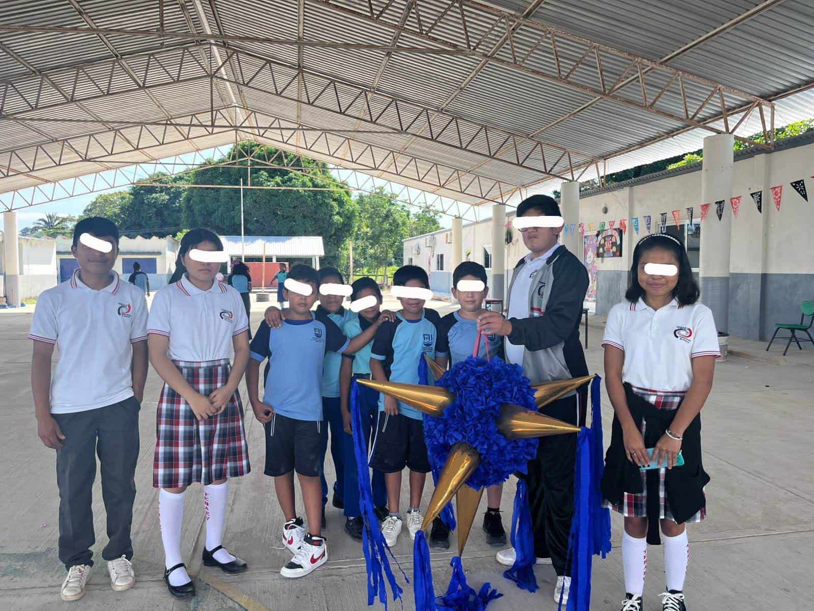 Donan piñatas a jardín de niños y primaria de Tlacuilolapan