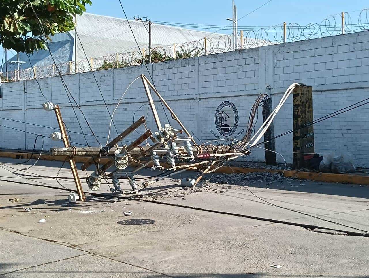 Caída de poste genera alarma cerca de ASIPONA Coatzacoalcos