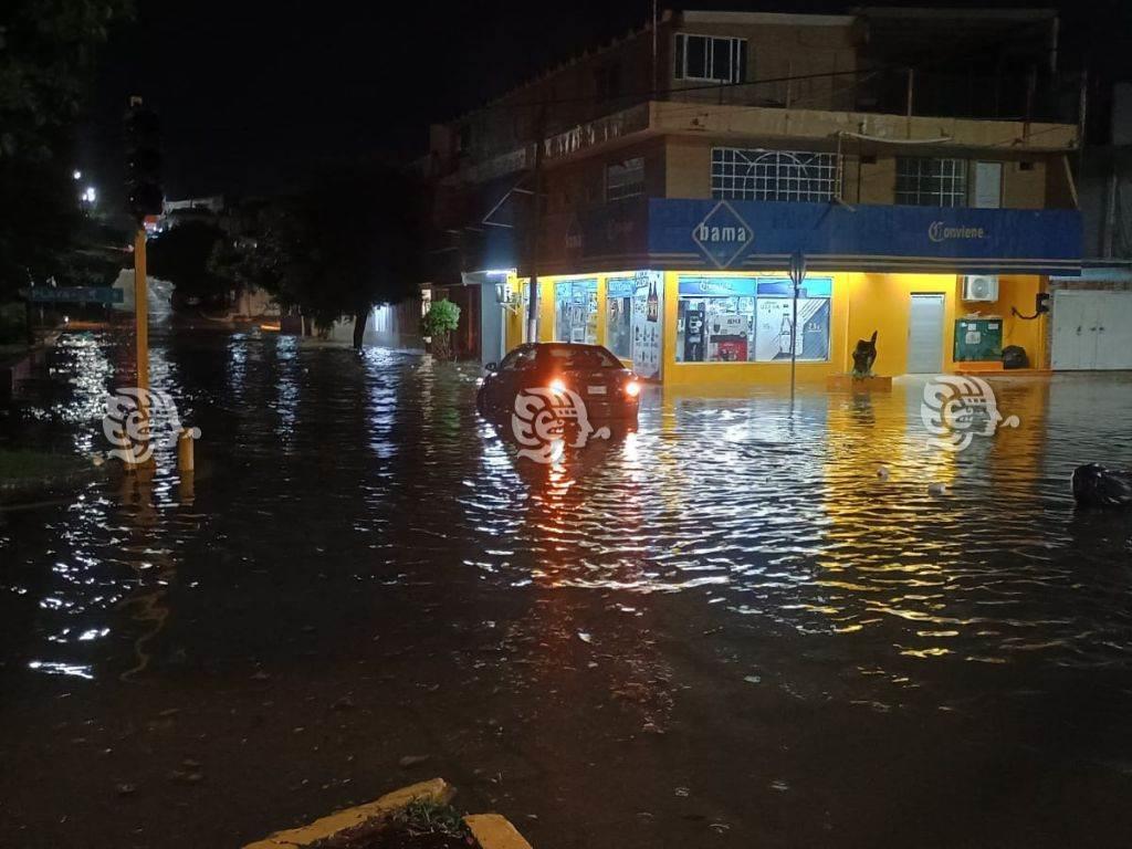 Frente Frío 10 llega con tormenta y encharcando avenidas de Coatzacoalcos l VIDEO