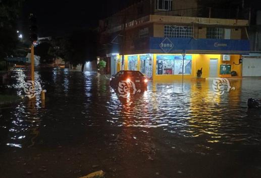 Frente Frío 10 llega con tormenta y encharcando avenidas de Coatzacoalcos l VIDEO

