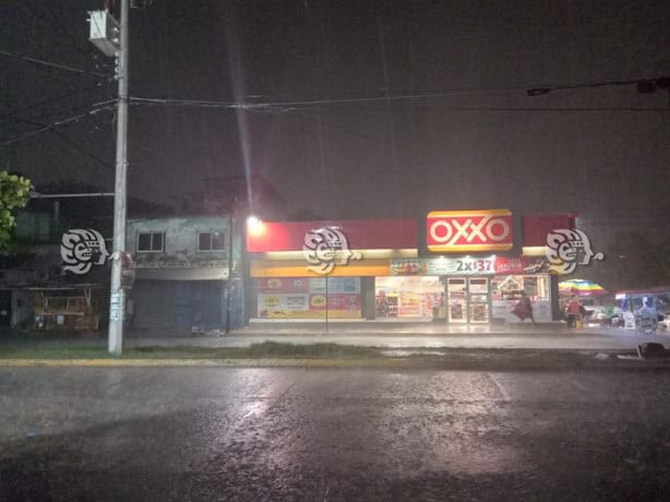 Frente Frío 10 llega con tormenta y encharcando avenidas de Coatzacoalcos l VIDEO