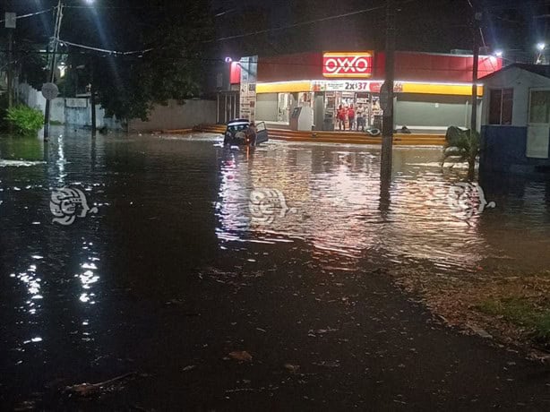 Frente Frío 10 llega con tormenta y encharcando avenidas de Coatzacoalcos l VIDEO