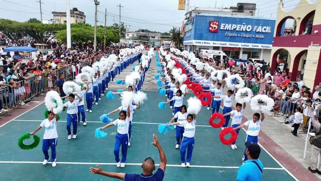 Hasta seis horas duró desfile conmemorativo de la Revolución Mexicana en Las Choapas