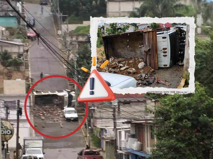 ¡Fue un caos! Camión de CMAS Xalapa vuelca en colonia Ampliación Renacimiento