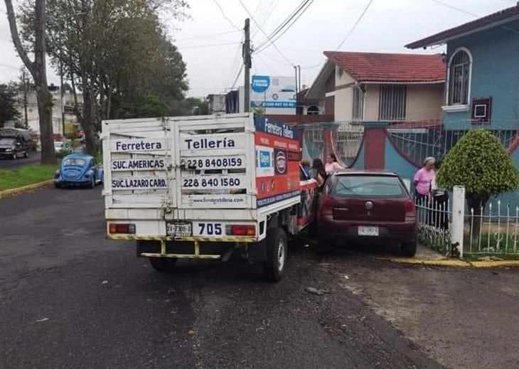 ¡Qué susto! Camioneta choca a un auto en Xalapa y deja una joven con lesiones leves