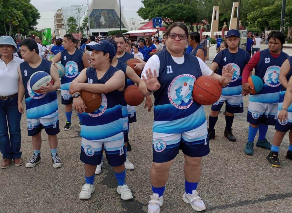 Deportistas participaron en el desfile  de la Revolución Mexicana