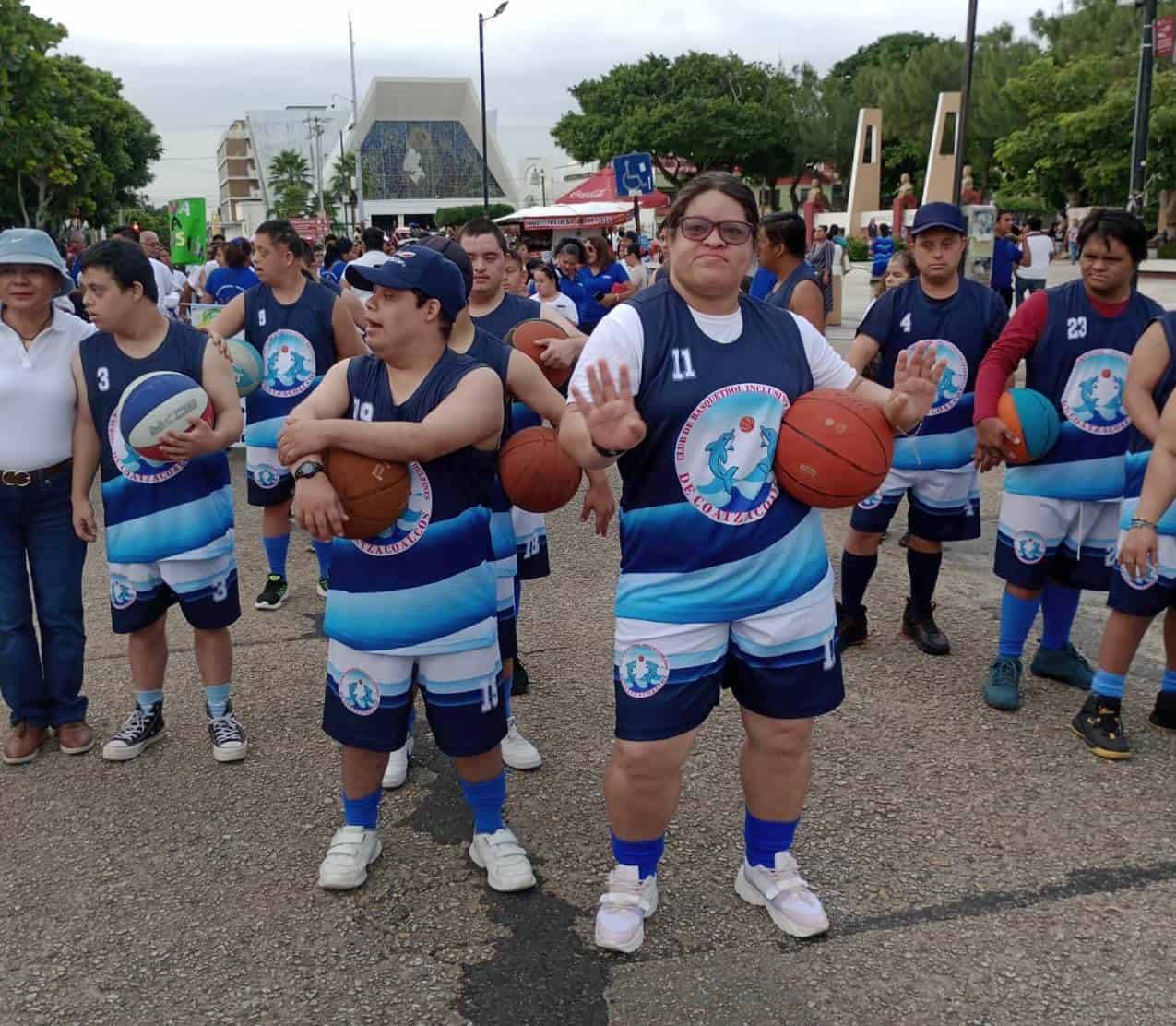 Deportistas participaron en el desfile  de la Revolución Mexicana