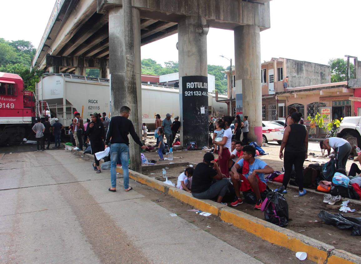 Vecinos, hartos de escándalo de migrantes debajo del puente de la avenida UNO